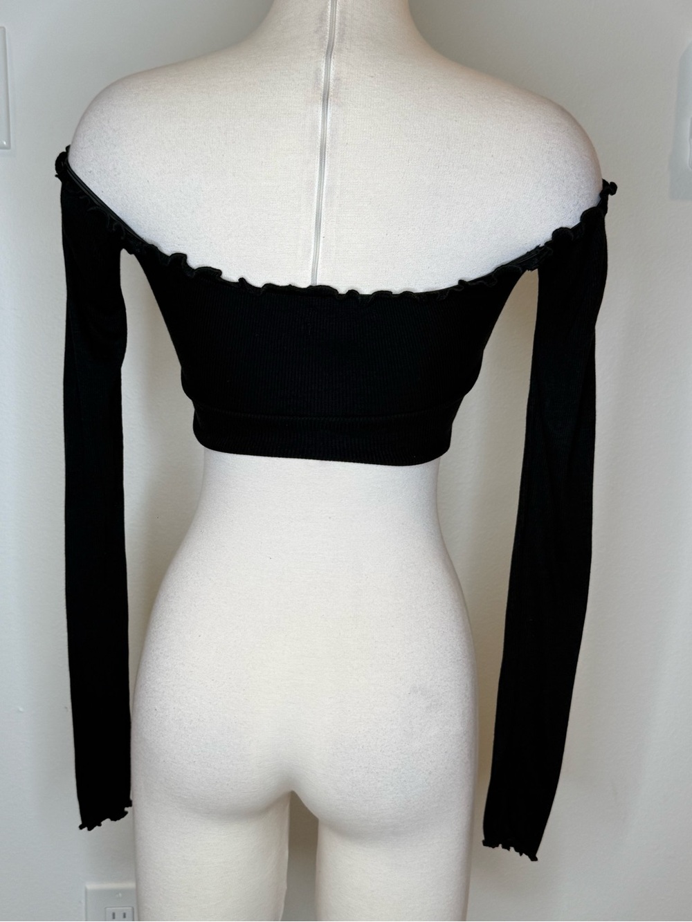 Off-Shoulder Black Ribbed Cropped Top - Picture 2 of 2